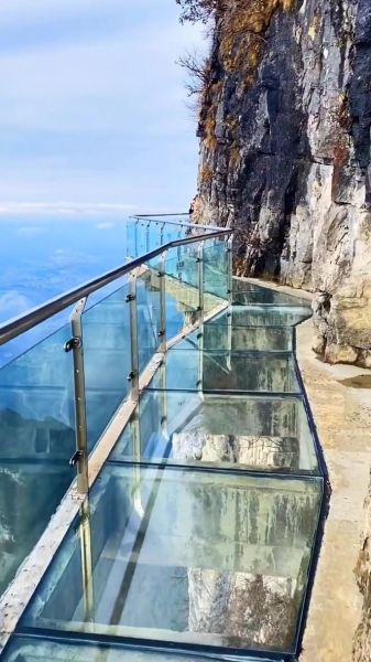 天門(mén)山玻璃棧道(你敢往下看嗎)