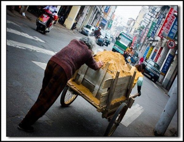 平民生活(  誰在吸干民眾的血汗錢)